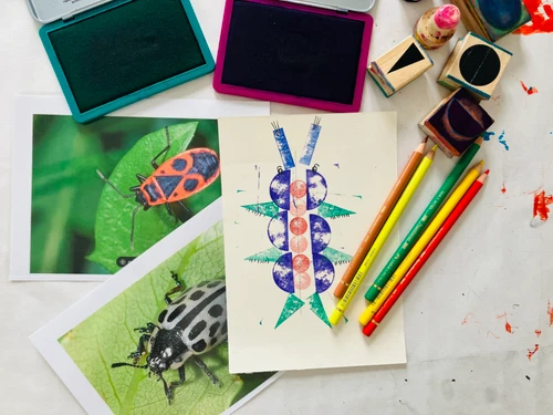 Bastelei mit Karten und Käferabbildung