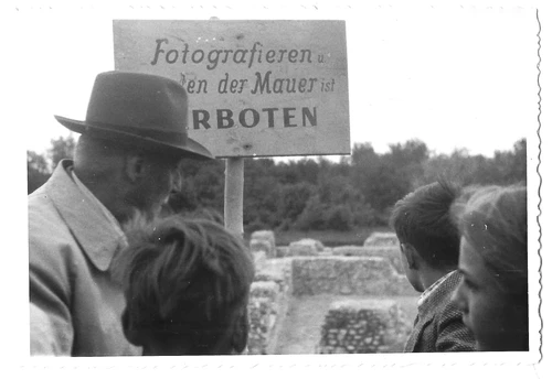 Altes Foto von Besuchern im Archäologischen Park