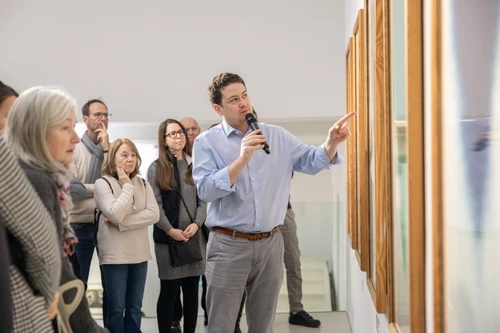 Nikolaus Kratzer erklärt ein Kunstwerk während einer Kuratoren Führung durch die Ausstellung
