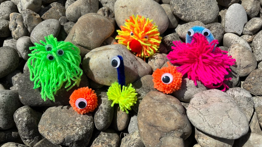  Monster Pom Poms und Steine