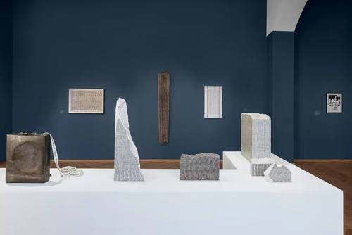 Greta Schödl, Installationsansicht von Straßenpoesie bei Phileas, 2025