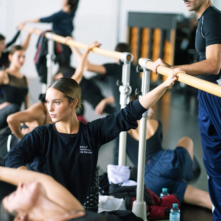 Tänzer:innen des Ballet Nacional de España beim Aufwärmen vor der Österreich-Premiere von "Afanador" von Choreograf Marcos Morau.