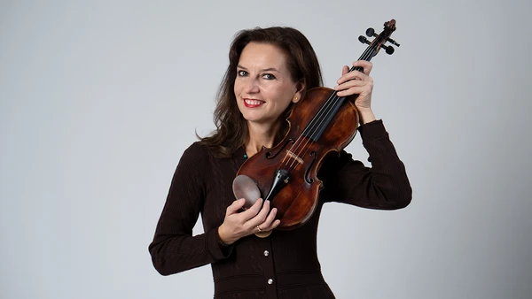 Portraitfoto von Teodora Sorokow mit Violine