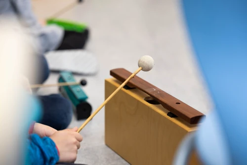 Klangstab, Kinderhänge halten den Schlägel