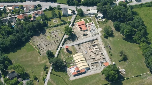 Luftbild vom Freilichtareal in Carnuntum aus dem Jahr 2006 - Gebäude und Gelände sind abgebildet 