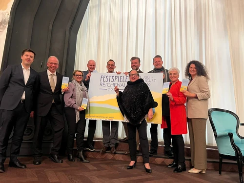 Team und Partner*innen der Festspiele Reichenau bei der Programmpräsentation im Theater Reichenau