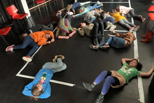 Kinder am Boden liegend beim Theaterclub 8+
