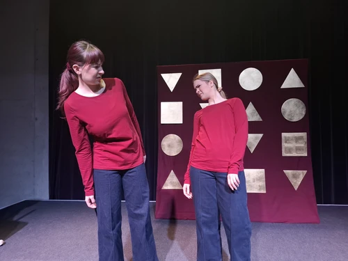 Zwei Schauspielerinnen auf der Bühne