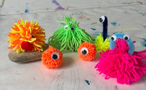 Bunte Monster Pom Poms