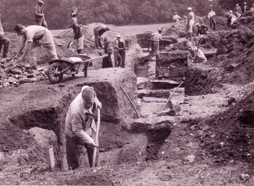 Ein Schwarzweiß-Foto aus den 40er Jahren zeigt die Grabungsarbeiten im Römischen Stadtviertel.
