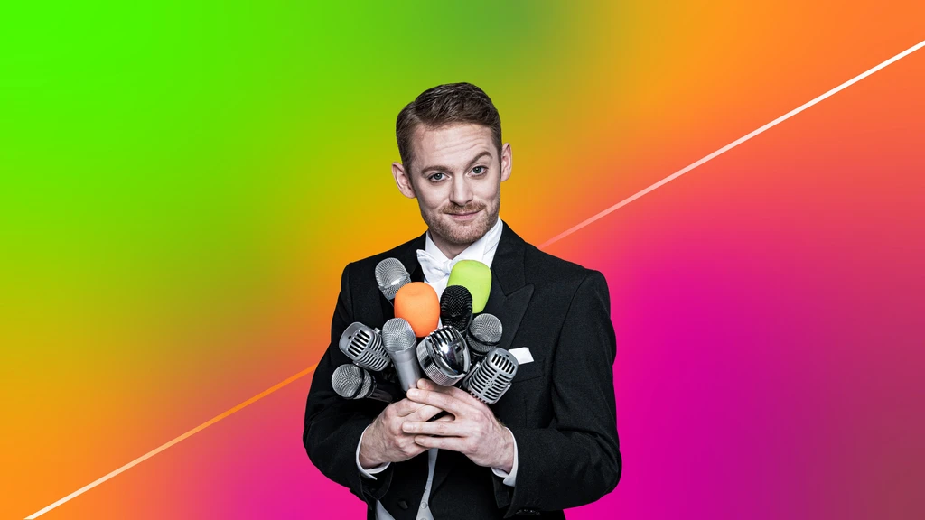 
Mann mit vielen Mikrofonen in der Hand. Hintergrund ist grün, gelb, orange, rosa. Nahaufnahme.