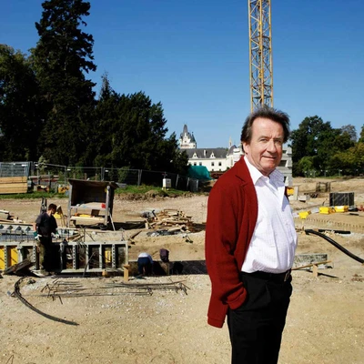 Rudolf Buchbinder vor der Wolkenturm-Baustelle