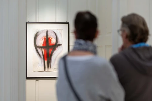 Besucher und Besucherinnen betrachten Kunstwerke