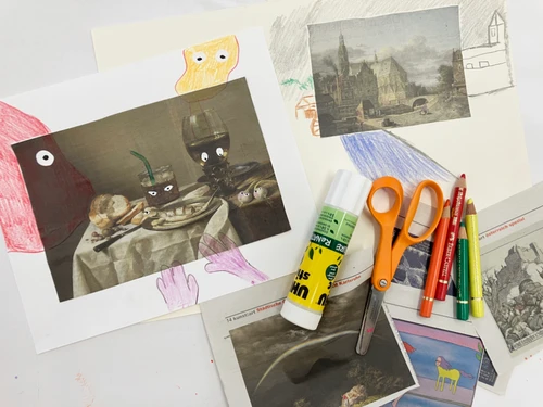 Übermalte Bilder liegen auf einem Tisch, auf dem tisch liegen auch UHU Kleber, Scherre und Bunte Bleistifte