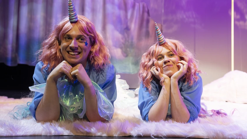SchauspielerInnen als Neinhorn verkleidet