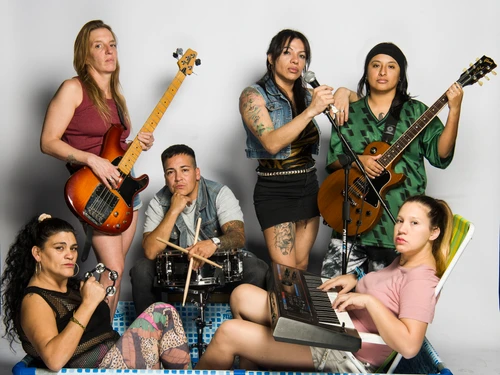 Sechs Schauspieler*innen mit unterschiedlichen Instrumenten. 