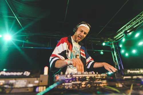 Foto von DJ Dex Boomerang an den Turntables beim Auflegen.