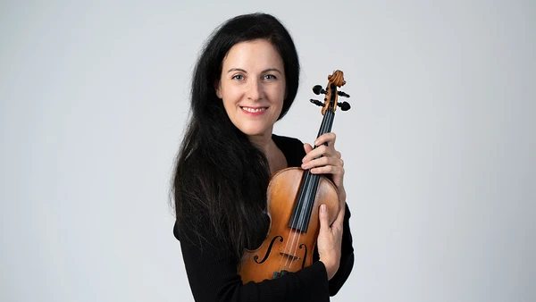 Portraitfoto von Susanne Masetti mit Violine