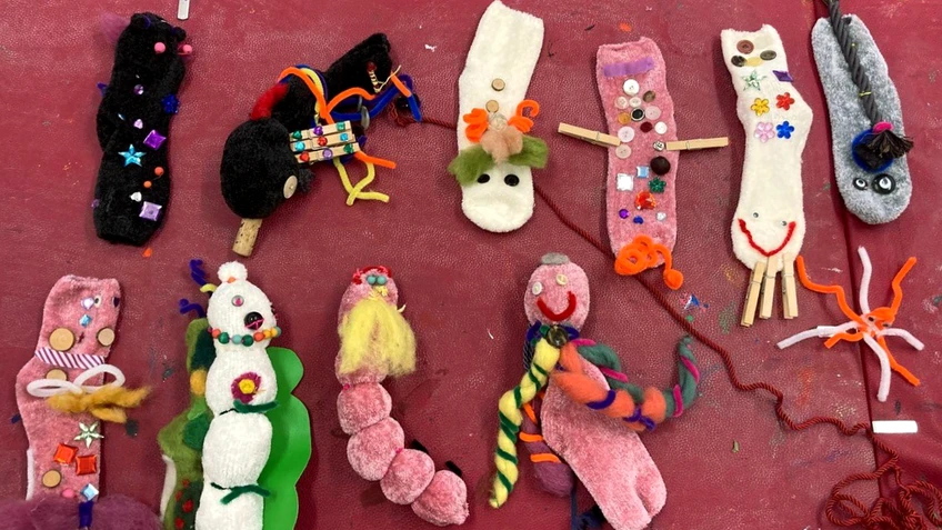 Aus alte Socken wurden lustige Wesen gebastelt.