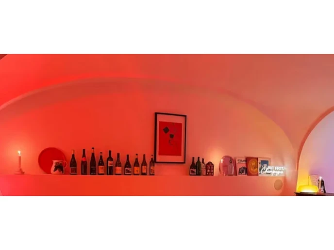 Wand mit Bogen und Weinflaschen, rote Beleuchtung