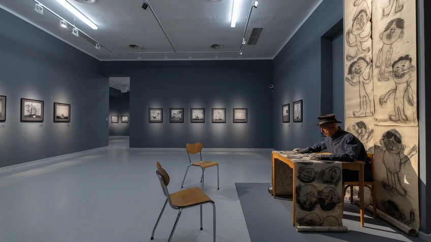 Weitläufiger Ausstellungsraum im Museum Gugging mit Roger Ballen Fotografien, minimalistische Präsentation.