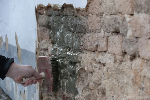 Eine Ziegelwand wird verstrichen