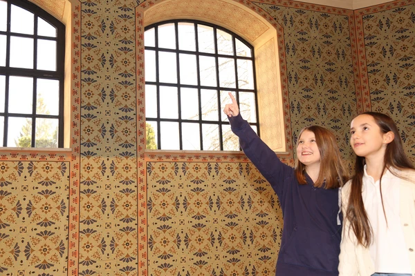 Innenansicht der Ehemaligen Synagoge St. Pölten mit Besucherinnen