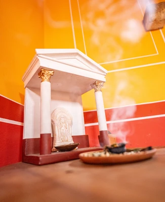 Detailaufnahme des Larariums in der Villa Urbana, kleiner Altar mit Räucherschale 