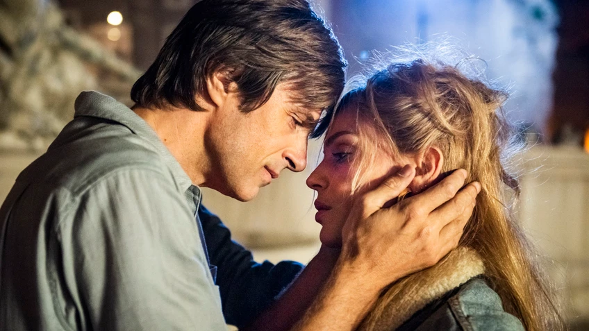 Ein Paar, er hält ihr Gesicht in seinen Händen