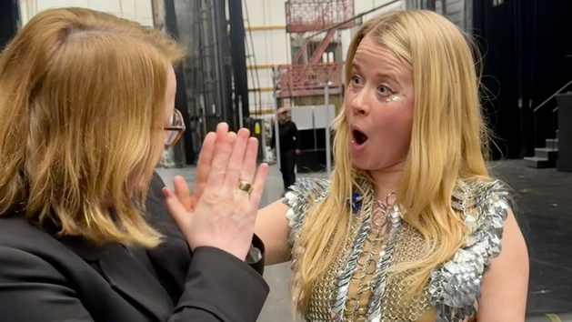 Sängerin Anna von Hausswolff in einem Glitzerkostüm hinter der Bühne von "Atlas Song" mit Bettina Masuch, Künstlerischer Leiterin vom Festspielhaus.