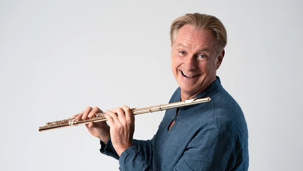 Portraitfoto von Walter Schober mit Querflöte