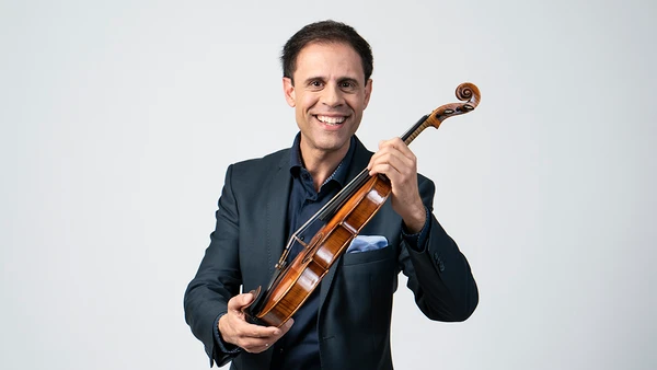 Portraitfoto von Vahid Khadem-Missagh mit Violine