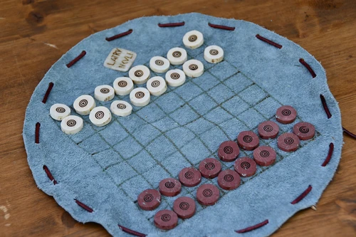 Historisches Spiel mit weißen und roten runden Steinen