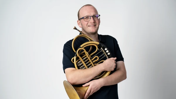 Portraitfoto von Klaus Höpfler mit Horn