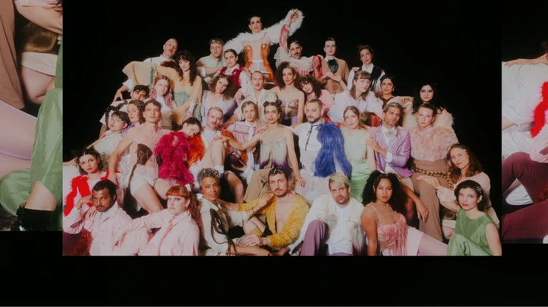 Group photo of the viennese "Schmusechor" (smoochy choir) in colourful costumes.