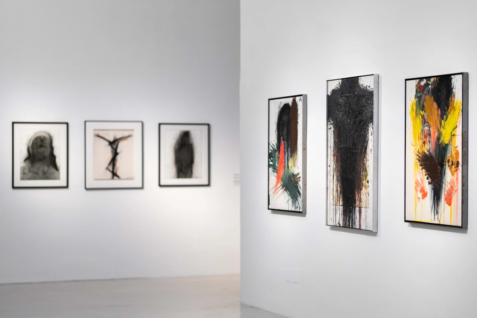 Ausstellungsansicht „Arnulf Rainer. Das Nichts gegen Alles“ mit übermalten Werken an weißen Wänden