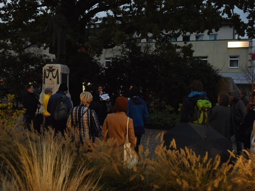 Personen beim Stadtspaziergang, Julia Engelmayer am Mikrophon 