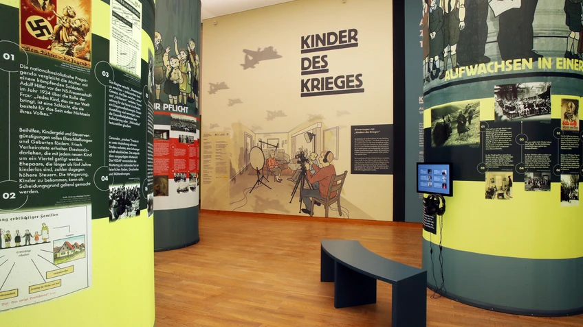 Ansicht der Ausstellung "Kinder des Krieges - Aufwachsen zwischen 1938 und 1955"