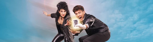 Hannah Darabos und Vincent Bueno mit einer Musik-Kassette.