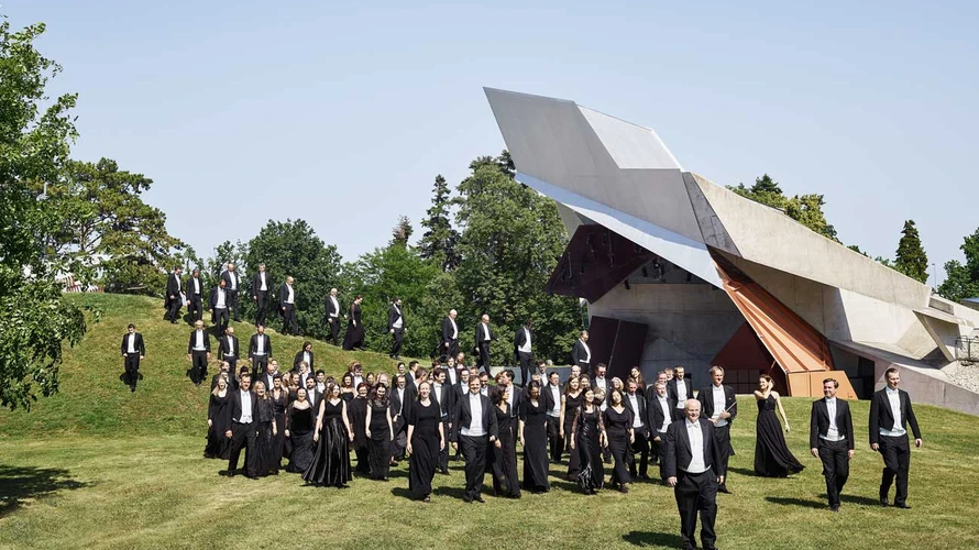 Tonkunstler Orchestra in front of the Wolkenturm