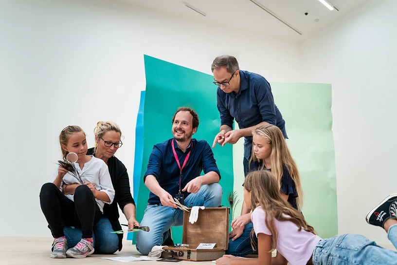 Ausstellungsführung mit einem Kunstvermittler und Besucher:innen