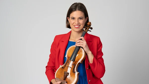 Portraitfoto von Natalia Sagmeister mit Violine