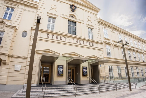 Außenansicht Front des Stadttheater Wiener Neustadt