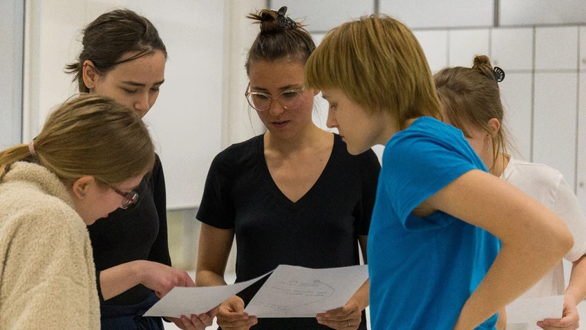 Jugendliche mit einem Textblatt