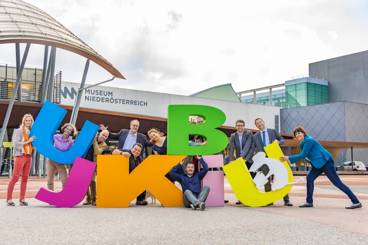 KiJuBu Buchstaben im Kulturbezirk mit den Vertreter:innen der Institutionen