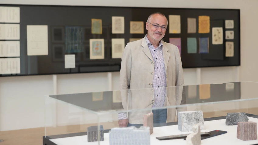 Kurator Berthold Ecker in der Ausstellung Greta Schödl
