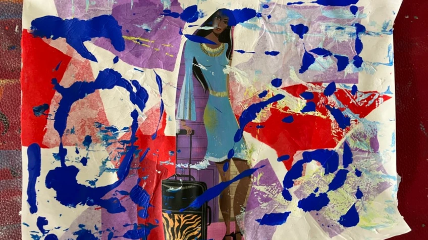 Abstrakte Collage mit ausgeschnittenem Bildmotiv, überlagert von blauer Farbe, roten und violetten Papierflächen sowie verschiedenen Druck- und Malspuren