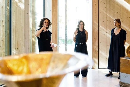 Lorena Moreno Vera, Natalia Dominguez Rangel and Iva Ivanova giving a guided tour at the KinderKunstLabor for contemporary art.
