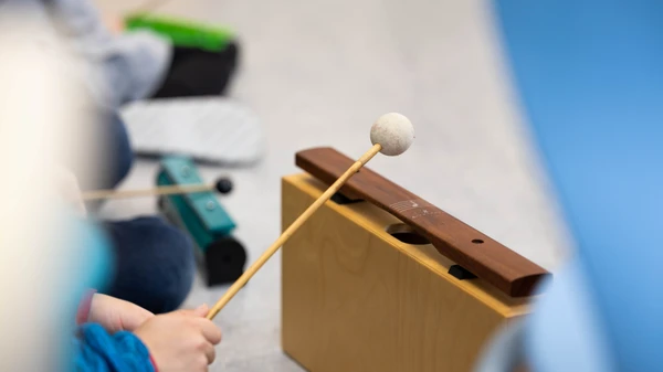 Klangstab, Kinderhänge halten den Schlägel