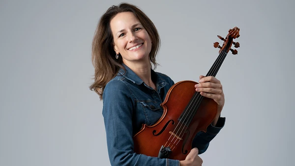 Portraitfoto von Victoria Fonyad-Eitzinger mit Viola